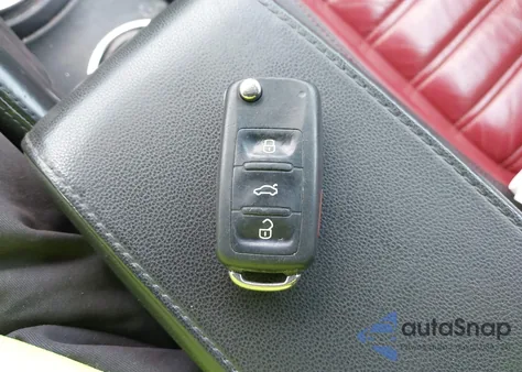 2012 Volkswagen Beetle 2.0T Turbo z USA, uszkodzony, nr VIN 3VWVA7AT3CM663128